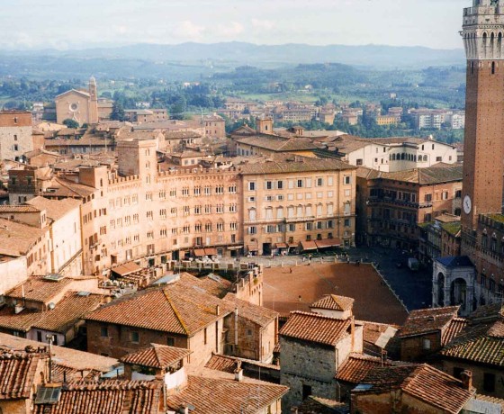 Siena Piazza del Campo
Wikimedia by flissphil Airport Transfers